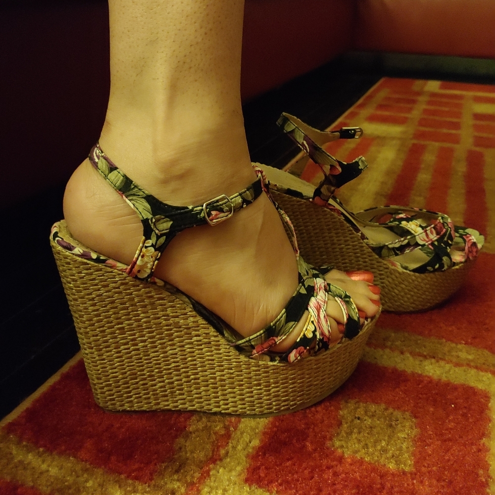🔥EUC Anna black flower fabric Wedge Sandals